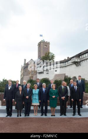 Eisenach, Allemagne. Sep 21, 2015. Photo de groupe des présidents européens en face de château de Wartburg à Eisenach, Allemagne, 21 Septembre 2015 : (première rangée, L-R) Présidents Andrzej Duda (Pologne) avec sa femme Kornhauser-Duda Agata, Sergio Mattarella (Italie), Borut Pahor (Slovénie), Sauli Niinisto (Finlande), Marie Louise Coleiro Preca (Malte) et son époux Edgar Preca, Raimonds Vejonis (Lettonie), (rangée du bas, L-R) Toomas Hendrik Ilves (Estonie), Heinz Fischer (Autriche) et son épouse Margit Fischer, Daniela Schadt Crédit : afp photo alliance/Alamy Live News Banque D'Images