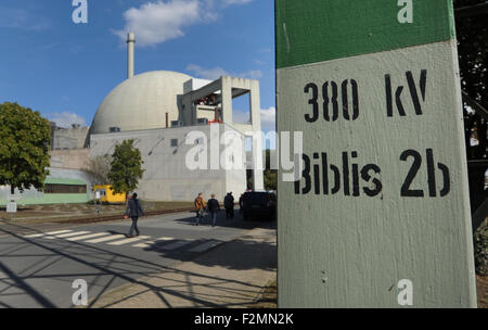 Wiesbaden, Allemagne. Sep 21, 2015. Une colonne d'alimentation sur la photo en face de l'un bloc sur les locaux de la centrale nucléaire de Biblis, Allemagne, 21 septembre 2015. Photo : Valentin Gensch/dpa/Alamy Live News Banque D'Images