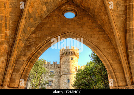 Le Palais du Grand Maître des Chevaliers est un château médiéval dans la vieille ville de Rhodes, Grèce Banque D'Images