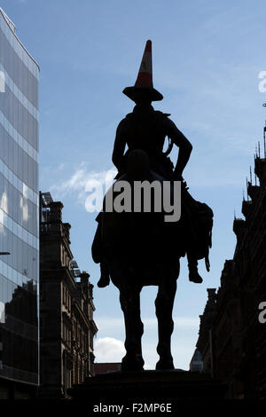 Statue du duc de Wellington Glasgow et cône de circulation sur sa silhouette de tête, dans le centre-ville, Royal Exchange Square / Queen Street, Écosse, Royaume-Uni Banque D'Images