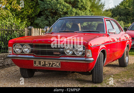 Un rouge 1972 Ford Cortina Mk3 à quatre portes GXL Banque D'Images