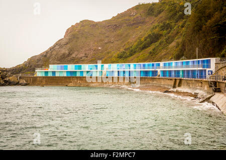 La plage de Meadfoot, Torquay, Devon, UK. 21 Septembre, 2015. Conseil de Torbay critiqué pour avoir passé cinq fois plus pour les cabines de plage de logement abordable au cours des trois dernières années. Crédit : Ian Henley/Alamy Live News Banque D'Images