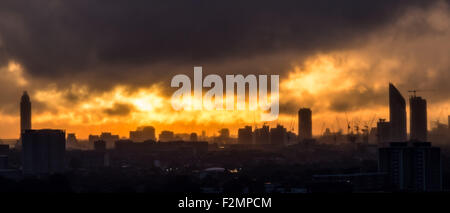 Londres, Royaume-Uni. 21 Septembre, 2015. UK : Météo nuage spectaculaire coucher du soleil après de fortes pluies sur Londres City Crédit : Guy Josse/Alamy Live News Banque D'Images