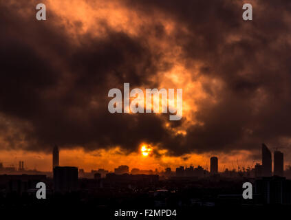 Londres, Royaume-Uni. 21 Septembre, 2015. UK : Météo nuage spectaculaire coucher du soleil après de fortes pluies sur Londres City Crédit : Guy Josse/Alamy Live News Banque D'Images