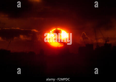 Londres, Royaume-Uni. 21 Septembre, 2015. UK : Météo nuage spectaculaire coucher du soleil après de fortes pluies sur Londres City Crédit : Guy Josse/Alamy Live News Banque D'Images