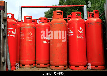 Calor Gas, rouge 47kg de bouteilles, les bouteilles de propane carburant GPL bouteille déshydratante sur véhicule de livraison colis Banque D'Images