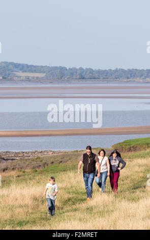 Une famille marcher sur la Severn près de estury Purton, Gloucestershire, England, UK Banque D'Images