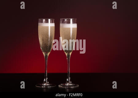 Deux élégants verres de champagne, studio shot sur fond rouge glamour Banque D'Images