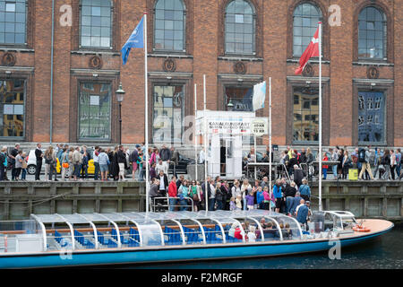 Les touristes de prendre un voyage au nouveau canal de Nyhavn Port Copenhagen Danemark Banque D'Images