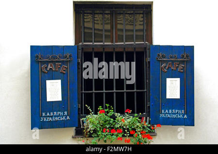 Vue horizontale de volets et fenêtre de dialogue d'un café à Rynek Glowny Place du marché principale de Cracovie. Banque D'Images