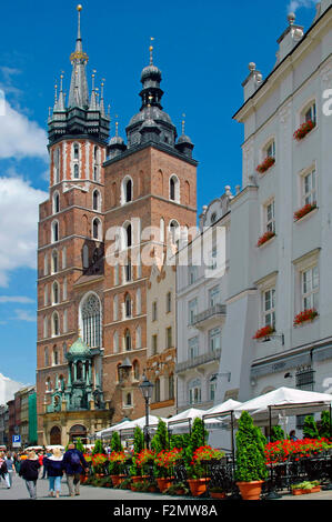 Vue verticale de l'église St Mary à Rynek Glowny aka Place du marché principale de Cracovie. Banque D'Images