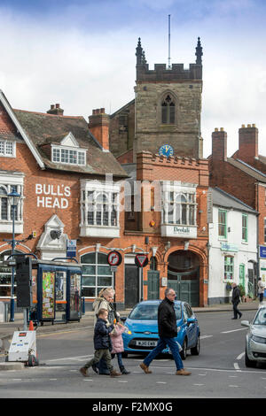 Le Bull's Head pub et l'église St Mary à Moseley qui est présenté dans la section urbaine de "Best Places to Live' UK Banque D'Images