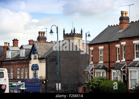 Alcester Road avec l'église St Mary derrière à Moseley qui est présenté dans la section urbaine de "Best Places to Live' Birm Banque D'Images