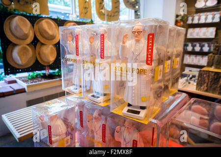 New York, USA. 21 Septembre, 2015. Figurines à énergie solaire du Pape François en vente dans un magasin de proximité à New York le lundi 21 septembre, 2015. Le pape François, le Saint Père, New York dans le cadre de son voyage aux États-Unis. Alors qu'à New York il va également visiter Central Park, prier à St Patrick", l'adresse de l'Organisation des Nations Unies et d'entraîner une masse au Madison Square Garden. Le pape sera aux États-Unis à partir du 22 septembre à Washington DC, New York et Philadelphie. Crédit : Richard Levine/Alamy Live News Banque D'Images