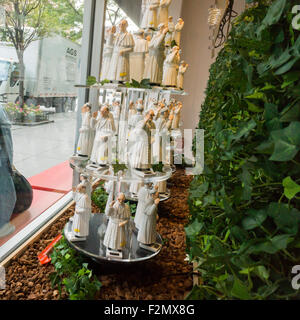 New York, USA. 21 Septembre, 2015. Figurines à énergie solaire du Pape François en vente dans un magasin de proximité à New York le lundi 21 septembre, 2015. Le pape François, le Saint Père, New York dans le cadre de son voyage aux États-Unis. Alors qu'à New York il va également visiter Central Park, prier à St Patrick", l'adresse de l'Organisation des Nations Unies et d'entraîner une masse au Madison Square Garden. Le pape sera aux États-Unis à partir du 22 septembre à Washington DC, New York et Philadelphie. Crédit : Richard Levine/Alamy Live News Banque D'Images