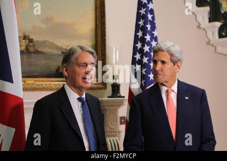 Londres, Royaume-Uni. 19 Septembre, 2015. Le secrétaire d'Etat John Kerry se réunit avec le Ministre britannique des affaires étrangères, Philip Hammond au Carlton Gardens, 19 septembre 2015 à Londres. Kerry a été en Europe pour discuter de la crise des réfugiés et a annoncé l'U.S accepte 100 000 réfugiés. Banque D'Images