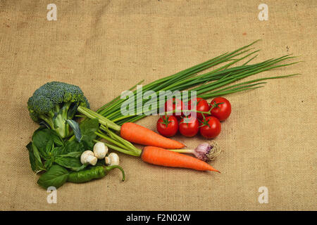 Artisan de l'été et les légumes verts à toile, bande de six rouge mûre, de tomates cerises, ciboules deux carottes, basilic frais l Banque D'Images