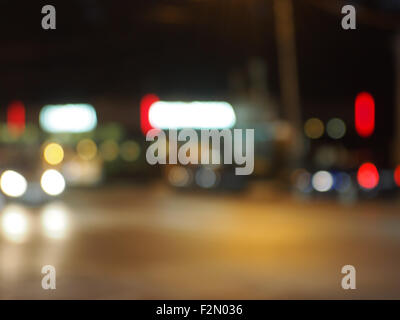 Résumé de scène de nuit dans la ville sur la route. Voyants rouge et jaune de flou artistique sur le soir, le trafic peut être utilisé comme arrière-plan Banque D'Images