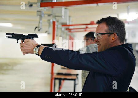 Sous-secrétaire de l'Armée de l'air Eric Fanning tire un pistolet sur les armes de combat au cours d'un bâtiment de formation visite de familiarisation de base 5 août 2014 à la base aérienne de Spangdahlem, en Allemagne. Le président Obama, dans une première historique pour le Pentagone, a choisi de nommer Eric Fanning pour diriger l'armée, ce qui ferait de lui le premier secrétaire civil ouvertement gay de l'un des services militaires. Banque D'Images