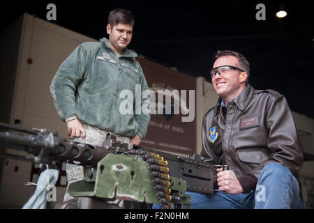 Secrétaire de l'Armée de l'air Eric Fanning une mitrailleuse Browning M2 au cours d'une visite à Kunsan Air Base le 26 novembre 2013 à Kusan, la Corée du Sud. Le président Obama, dans une première historique pour le Pentagone, a choisi de nommer Eric Fanning pour diriger l'armée, ce qui ferait de lui le premier secrétaire civil ouvertement gay de l'un des services militaires. Banque D'Images