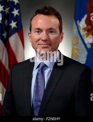 Sous-secrétaire de l'Armée de l'air Eric Fanning portrait officiel le 29 avril 2013 à Washington, DC. Le président Obama, dans une première historique pour le Pentagone, a choisi de nommer Eric Fanning pour diriger l'armée, ce qui ferait de lui le premier secrétaire civil ouvertement gay de l'un des services militaires. Banque D'Images