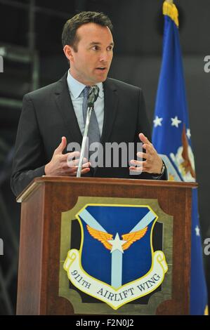 Sous-secrétaire de l'Armée de l'air Eric Fanning visites aviateurs à l'Aéroport International de Pittsburgh Air Station de réserve Le 24 juillet 2013 à Pittsburgh, Pennsylvanie. Le président Obama, dans une première historique pour le Pentagone, a choisi de nommer Eric Fanning pour diriger l'armée, ce qui ferait de lui le premier secrétaire civil ouvertement gay de l'un des services militaires. Banque D'Images