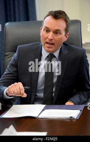 Sous-secrétaire de l'Armée de l'air Eric Fanning discuter l'Air Force Space 2015 budget-programme au Pentagone le 5 mars 2014 à Washington, DC. Le président Obama, dans une première historique pour le Pentagone, a choisi de nommer Eric Fanning pour diriger l'armée, ce qui ferait de lui le premier secrétaire civil ouvertement gay de l'un des services militaires. Banque D'Images