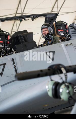 Sous-secrétaire de l'Armée de l'air Eric Fanning se prépare à décoller dans un A-29 Super Tucano avion à Moody Air Force Base, 15 janvier 2015 à Valdosta, en Géorgie. Le président Obama, dans une première historique pour le Pentagone, a choisi de nommer Eric Fanning pour diriger l'armée, ce qui ferait de lui le premier secrétaire civil ouvertement gay de l'un des services militaires. Banque D'Images