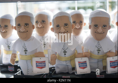 Philadelphie, Pennsylvanie, USA. Sep 21, 2015. Le pape François dolls sur l'affichage à des magasins de souvenirs au Philadelphia Convention Center en préparation de la visite du Pape François Crédit : Ricky Fitchett/ZUMA/Alamy Fil Live News Banque D'Images