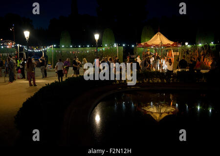 Barcelone, Catalogne, Espagne. Sep 21, 2015. Vue nocturne de la foire au Parc de la Ciutadella de Barcelone au cours de la Merce Festival (Festes de la Merce) le 21 septembre 2015, l'Espagne. Le Parc de la Ciutadella à Barcelone est le paramètre pour les représentations et les activités dans le cadre des festivités de la Merce 2015. © Jordi Boixareu/ZUMA/Alamy Fil Live News Banque D'Images