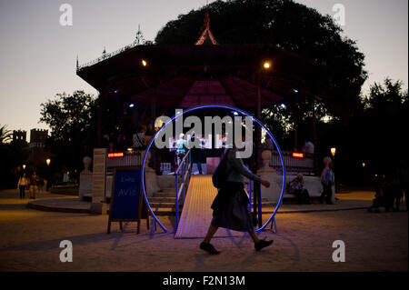 Barcelone, Espagne. 21 Septembre, 2015. L'installation de la lumière dans le Parc de la Ciutadella de Barcelone au cours de la Merce Festival (Festes de la Merce) le 21 septembre 2015, l'Espagne. Le Parc de la Ciutadella à Barcelone est le paramètre pour les représentations et les activités dans le cadre des festivités de la Merce 2015. Crédit : Jordi Boixareu/Alamy Live News Banque D'Images