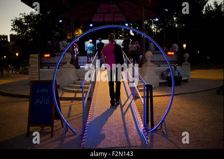 Barcelone, Espagne. 21 Septembre, 2015. L'installation de la lumière dans le Parc de la Ciutadella de Barcelone au cours de la Merce Festival (Festes de la Merce) le 21 septembre 2015, l'Espagne. Le Parc de la Ciutadella à Barcelone est le paramètre pour les représentations et les activités dans le cadre des festivités de la Merce 2015. Crédit : Jordi Boixareu/Alamy Live News Banque D'Images