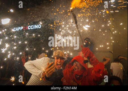 Barcelone, Espagne. 20 Septembre, 2015. 'Correfoc' à un auditoire est selfies membre de l 'colla de diables de Sant Antoni", pendant le festival de San Merce à Barcelone, Espagne. 20 septembre 2015. La tradition de 'Correfoc' est documenté à partir du XII siècle et prend place lors de festivals en Catalogne, où le 'colles' habiller en costumes de diables ou le mal être et la parade dans les rues d'une ville d'exécution, la danse et le saut entre Fireworks. Crédit : Charlie Perez/Alamy Live News Banque D'Images