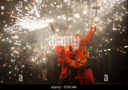 Barcelone, Espagne. 20 Septembre, 2015. Plusieurs membres de la "colla de diables de Sant Antoni' run et la danse à travers les rues de Barcelone pendant le festival de San Merce à Barcelone, Espagne. 20 septembre 2015. La tradition de 'Correfoc' est documenté à partir du XII siècle et prend place lors de festivals en Catalogne, où le 'colles' habiller en costumes de diables ou le mal être et la parade dans les rues d'une ville d'exécution, la danse et le saut entre Fireworks. Crédit : Charlie Perez/Alamy Live News Banque D'Images