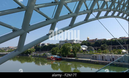 Nouveau pont de la paix, de l'autre côté de la rivière Mtkvari, Tbilissi, Géorgie Banque D'Images