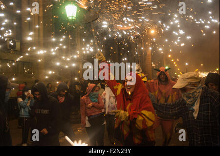 Barcelone, Espagne. 20 Septembre, 2015. Un membre de la 'colla de diables de Sant Antoni' run et la danse à travers les rues de Barcelone pendant le festival de San Merce à Barcelone, Espagne. 20 septembre 2015. La tradition de 'Correfoc' est documenté à partir du XII siècle et prend place lors de festivals en Catalogne, où le 'colles' habiller en costumes de diables ou le mal être et la parade dans les rues d'une ville d'exécution, la danse et le saut entre Fireworks. Crédit : Charlie Perez/Alamy Live News Banque D'Images