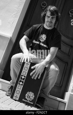 Cajon Flamenco musicien jouant sur une rue andalouse Banque D'Images