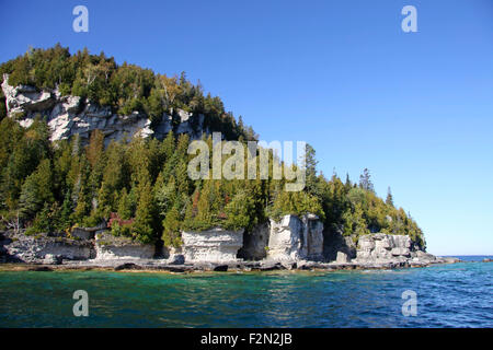 Pot de grandes formations rocheuses (piles de mer naturelle), l'île Flowerpot, Tobermory, Ontario, Canada. Banque D'Images