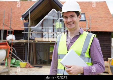 Architecte sur chantier Using Digital Tablet Banque D'Images