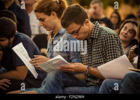 Barcelone, Catalogne, Espagne. Sep 21, 2015. IÃ'ERREJON OIG, l'un des stratèges clés du Podemos, prend des notes au cours d'un discours à la campagne centrale réunion de la liste électorale de gauche 'Catalunya Si que es Pot' (Catalogne oui nous le pouvons) pour l'élections autonome de Catalogne à Barcelone © Matthias Rickenbach/ZUMA/Alamy Fil Live News Banque D'Images