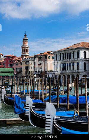 Feuillets en gondole le long du Grand Canal, Venise, Italie Banque D'Images