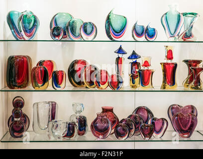 Galerie en verre vénitien sur l'île de Murano, en Italie. Célèbre pour ses nombreux fours et fabriqué à la main en verre. Banque D'Images