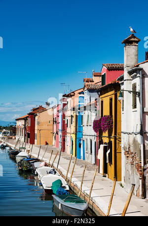 Façades colorées accueil dans le village de pêcheurs de l'île vénitienne de Burano, Italie Banque D'Images