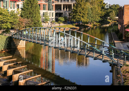 River Place bridge et d'œuvres d'art en voie de paradigme crossing over the Reedy River dans le centre-ville de Greenville, Caroline du Sud. Banque D'Images