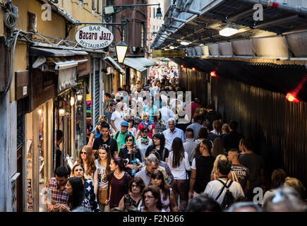 Rue commerçante bondée Venise Italie Banque D'Images