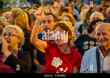 Barcelone, Espagne. 21 septembre 2015 : un défenseur central des slogans cris campaign réunion de la liste électorale de gauche 'Catalunya Si que es Pot' (Catalogne oui nous le pouvons) pour l'élections autonome de Catalogne à Barcelone : Crédit matthi/Alamy Live News Banque D'Images