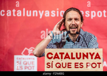 Barcelone, Espagne. 21 septembre 2015 : Pablo Iglesias, secrétaire général de Podemos, parle à la campagne centrale réunion de la liste électorale de gauche 'Catalunya Si que es Pot' (Catalogne oui nous le pouvons) pour l'élections autonome de Catalogne à Barcelone : Crédit matthi/Alamy Live News Banque D'Images