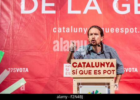 Barcelone, Espagne. 21 septembre 2015 : Pablo Iglesias, secrétaire général de Podemos, parle à la campagne centrale réunion de la liste électorale de gauche 'Catalunya Si que es Pot' (Catalogne oui nous le pouvons) pour l'élections autonome de Catalogne à Barcelone : Crédit matthi/Alamy Live News Banque D'Images