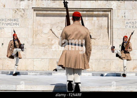 Les membres de la garde présidentielle sur la Tombe du Soldat inconnu en face de l'édifice du Parlement grec Banque D'Images