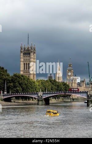 Yellow duck tours bateau sur la Tamise à Londres près de Lambeth Bridge avec Westminster et Big Ben au loin. Banque D'Images